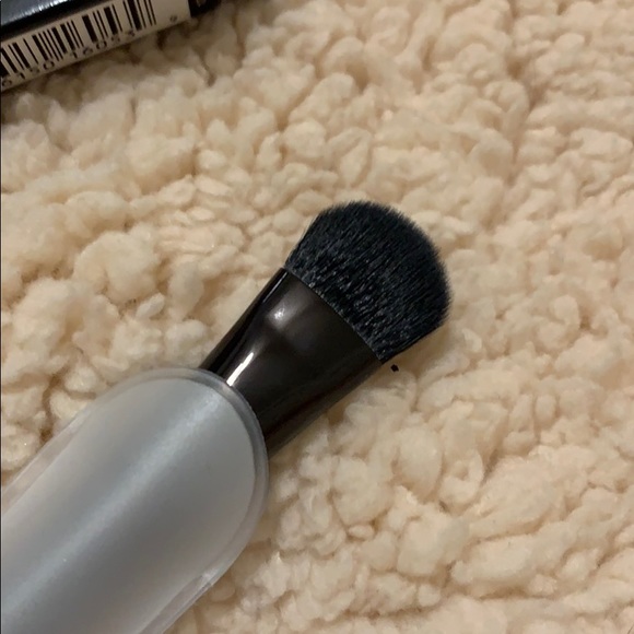 3 for 30//Laura Mercier All Over Eye Colour Brush - Picture 3 of 5